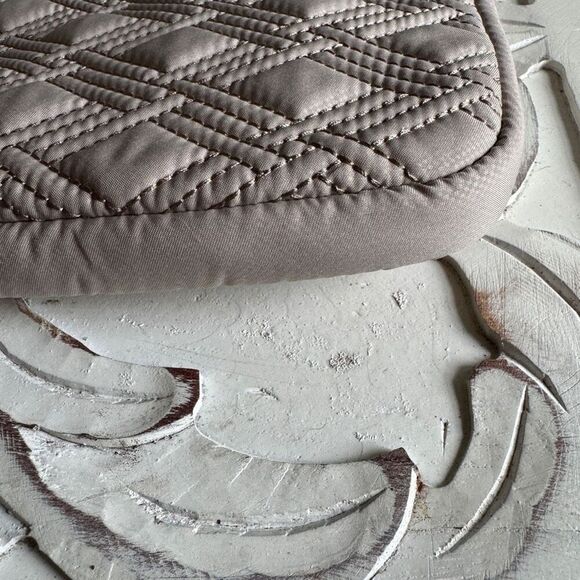 TUMI Beige Diamond Quilted Laptop Sleeve Case 15" x 11" - Picture 5 of 6